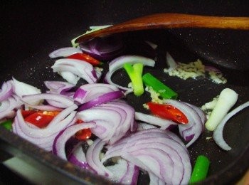 step3: 接著加入洋蔥略為拌炒