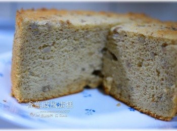 step9: 因為香蕉是用壓的，所以還保留些小碎粒。烤好後的蛋糕充滿濃濃的香蕉味呢