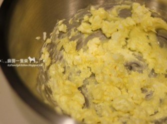 step1: 烤箱預熱至180度C (356度F)。室溫軟化的無鹽奶油＋奶油乳酪，一起放入盆中以攪拌器混勻。