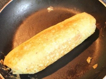 step4: 捲起後煎到表面金黃