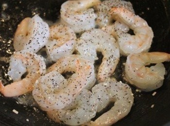 step3: 熱鍋少許油炒蝦仁