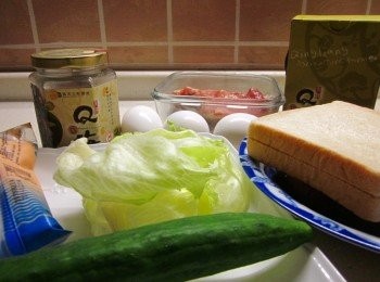 step2: 備齊材料: 美生菜洗淨擦乾,小黃瓜.水煮蛋切片