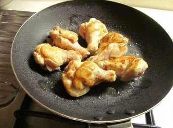 step2: 小翅腿洗淨在表面劃幾刀,灑適量的普羅旺斯香料及塩醃10分鐘,平底鍋放一點點油煎小翅腿熟透起鍋備用