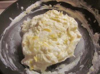 step5: 轉小火放入米漿開始攪拌, 漿會越來越稠,狀態到很難攪動時就可關火