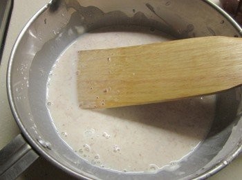 step4: 太白粉放入湯鍋中,加入作法3.的(鮮奶煉奶)