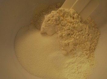 step3: 取一攪拌盆混合乾性材料(2 cup 麵粉、砂糖、泡打粉及鹽)