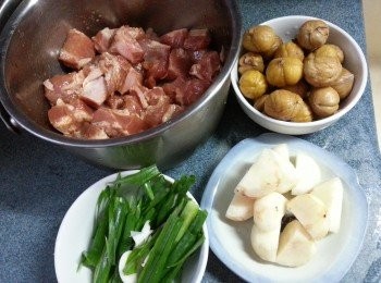 step2: 排骨洗淨後用調味料醃30分鐘,馬蹄去皮切粒,蒜頭切碎,蔥切絲