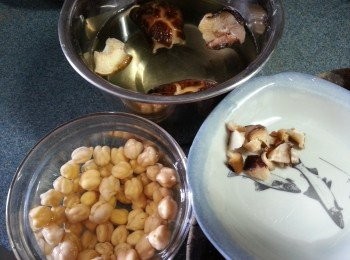 step5: 冬菇浸軟切粒,三角豆浸2小時以上備用