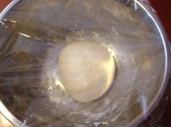 step4: 滾圓後用保鮮紙蓋上, 靜止15分鐘