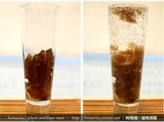 step6: 把切成塊狀的黑木耳凍直接放入玻璃杯中，並倒入適量的碳酸氣泡水。