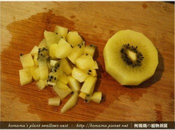 step4: 將奇異果洗淨去皮後，分切成小塊狀備用。