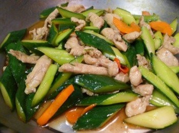 step4: 放入川燙過的雞柳拌炒，斟酌以鹽、高鮮味精調味即可起鍋。