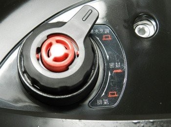 step5: 蓋起蓋子，轉至無水烹調的選項(無水烹調的好處是可以隨時開鍋蓋起來觀看料理的烹調狀態喔!!!蓋起蓋子也可以增快料理的時間！)