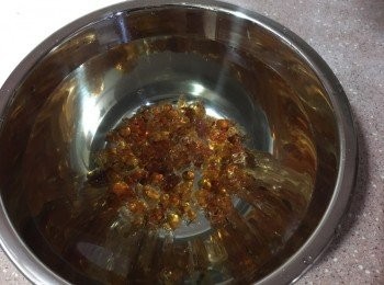 step1: 由於桃膠浸起後會發大，要準備大一點的碗，加入水，浸發至少 6小時或過夜
