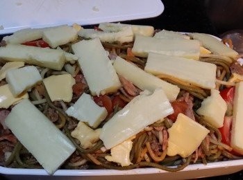 step7: 完成後，用一個可以放入焗爐的器皿，將意粉放入去器皿，半個切片的蕃茄鋪上，再將芝士平均鋪在意粉面上