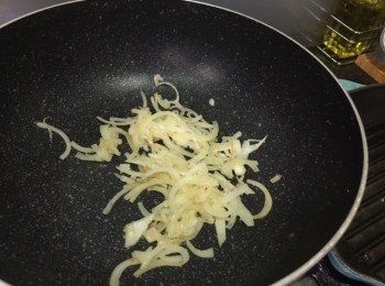 step5: 開中小火，炒洋蔥，到洋蔥變軟有香味之後，加蕃茄落鑊一齊煮2-3 分鐘