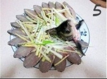 step5: 放上醃好的魚，整理成開屏狀，魚頭放在前面。再在魚身上擺上一層蔥薑絲