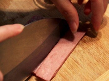 step3: 火腿片切成長條形，另將芥茉醬與美乃滋放入小塑膠袋中用手搓揉拌勻，將芥茉醬推至袋中一角成錐形以剪刀剪小口備用。