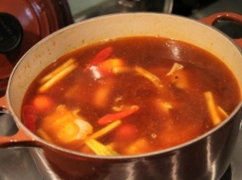 step2: 鑄鐵鍋倒入橄欖油，放入蔥、薑、蒜、洋蔥炒香，加入開水約8分滿，放入牛蹄筋、蠔油、米酒、蕃茄煮沸後轉小小火慢燉至軟。