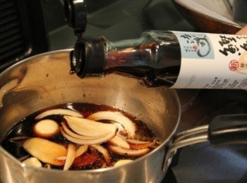 step1: <span class="group_2">照燒醬</span>作法：取小鍋倒入所有<span class="group_2">照燒醬</span>材料，小火煮約30分鐘，將辛香料瀝出備用。(未用完<span class="group_2">照燒醬</span>放涼放入冰箱冷藏保存，這是一瓶日式料理常常會到的好用醬汁喔。)日式<span class="group_2">照燒醬</span>的甘甜，用嚴選來自日本鰹魚原料的淬釀日式和風醬油露-靜岡鰹魚最能表達了!!