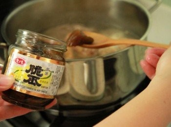 step3: 倒入愛之味脆瓜與醬汁同煮約10分鐘即輕鬆完成上桌，因脆瓜湯汁鮮甜連調味都省了。