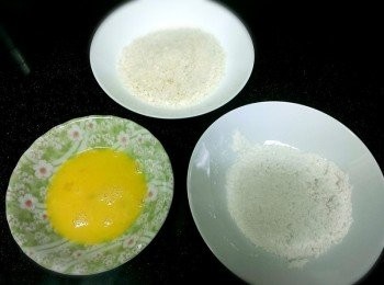 step2: 準備好麵粉、蛋液、麵包粉。取出肉片，用廚房紙巾擦去多餘的水分。