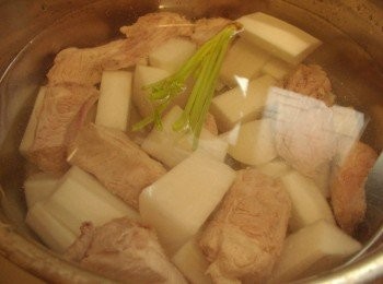 step2: 2.準備一10人份湯鍋ˊ將薑片ˊ白蘿蔔ˊ排骨ˊ還有香菜根部一一擺入鍋裡ˊ 並加入覆蓋食材的水量