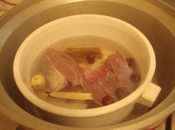 step5: 步驟5外鍋放入米杯水1杯ˊ將準備好的食材鍋擺入