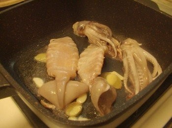 step5: 接著擺入中卷，兩面略煎一下