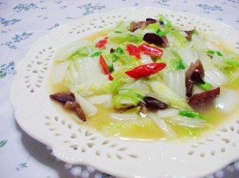 step7: 簡單利用魚露帶出海鮮味ˊ這樣就不必再跑趟市場買扁魚ˊ 沒辦法ˊ神經很大條的歐巴桑常買了這個忘了那個ˊ 還常付了錢ˊ整袋菜都沒帶回家@@" 所以本來想吃的滷白菜只能將就點變燴白菜囉~ 還好清爽也不失美味哦~~ 最重要是簡單ˊ輕鬆ˊ又方便~~