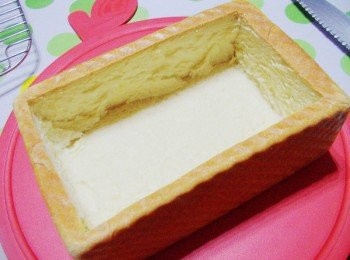 step7: 13.然後用刀子延著四角劃開ˊ取出中間麵包