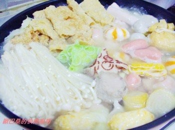 step4: 基本湯底完成後ˊ加入火鍋料煮滾