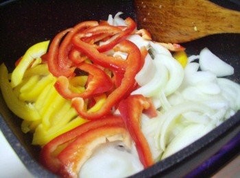 step5: 用原鍋留下少許油ˊ爆香蒜末ˊ 然後加入所有蔬菜快速拌炒均勻ˊ並加點鹽<span class="group_2">調味</span> [今天希望保留蔬菜自然的清脆感ˊ所以快速略為拌炒即可]