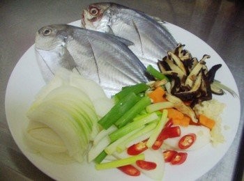 step1: 先準備好所需<span class="group_1">材料</span>ˊ肉鯧魚擦乾水份ˊ兩面劃刀ˊ抹上少許鹽ˊ 蔬菜配料洗淨處理成適當大小備用