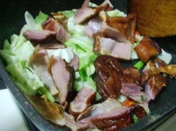 step4: 然後再擺入鴨腿拌炒加熱