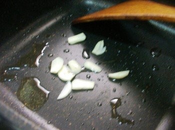 step5: 利用烤豬排的時間ˊ以剛剛處理松阪豬排的原鍋餘油炒香蒜片