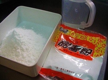step1: 先準備好所需<span class="group_1">粉皮材料</span>如照片ˊ 水分成2部份ˊ一份250ccˊ一份為300cc