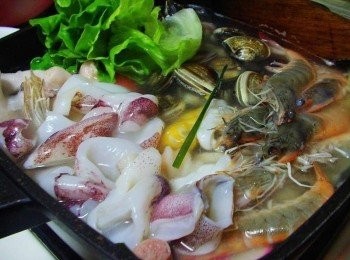 step5: 最後再加上易熟海鮮ˊ看直接享用或邊吃邊汆燙都可