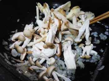 step4: 接著加入新鮮香菇/秀珍菇/鴻喜菇/拌炒均勻