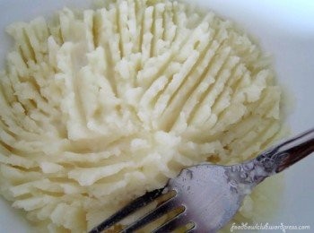 step1: 将马铃薯切块然后放入沸腾的热水里煮至松软（水里加少量盐）。之后，用叉子将马铃薯压烂。