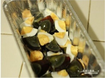 step5: 鹹鴨蛋、皮蛋去殼，切成大丁狀(一顆蛋約切成八塊丁狀)，交錯鋪在鋁箔烤模裡。