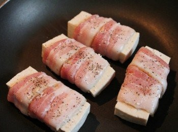 step2: 熱鍋不加油, 培根收口處朝下入鍋煎到兩面金黃