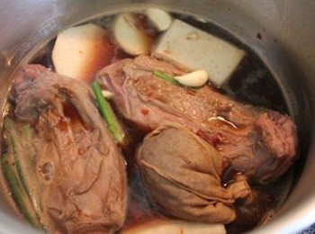 step1: 牛腱先用水川燙, 煮5分鐘後撈起, 與其他材料/<span class="group_2">滷汁</span>一起放入鍋中燒