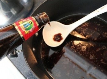 step5: 取另一燒鍋, 調和<span class="group_3">蠔油燒醬</span>. 將燒醬材料攪勻後煮滾. 【上等鮮蠔提煉，蠔油極品！】-- 濃郁的鹹香好味, 與黑糖的焦香氣結合成為極致的特有燒醬