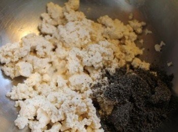 step3: 將豆腐多餘的水分倒掉後, 取125g捏成小碎末, 與黑芝麻粉拌勻