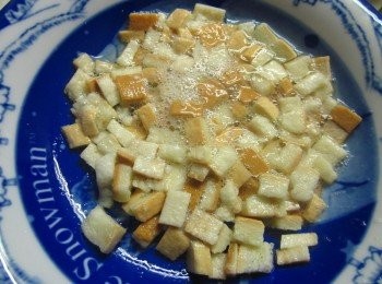 step1: 吐司邊切小段和蛋白一起泡