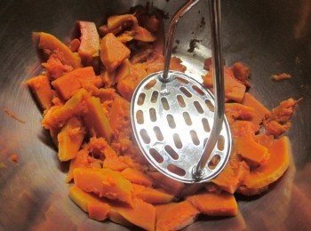 step2: 南瓜蒸熟壓泥取100g備用