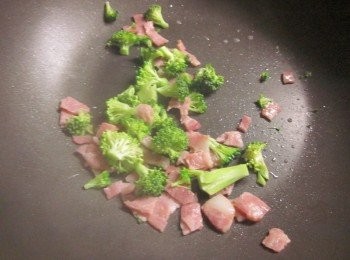 step4: 鍋中不放油,培根炒至出油加入花椰菜炒至7分熟備用,或將妳要填入的內餡炒熟即可