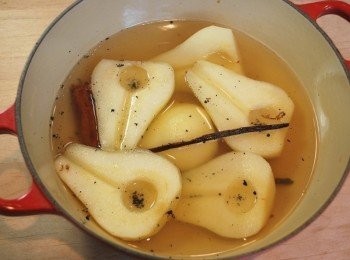 step3: 煮至西洋梨變軟，竹籤可順利穿透後離火，泡在糖水裡放涼備用（可冷藏隔夜）