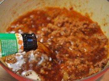 step7: 加入愛爾蘭啤酒刮起鍋邊渣滓，大火煮滾至酒精揮發後加進牛高湯熬煮約10分鐘